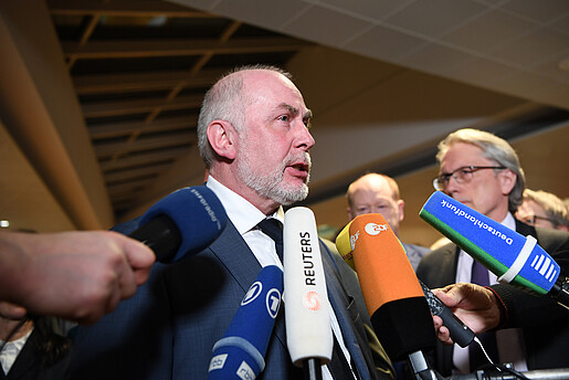 Silberbach beim Interview nach Abschluss der Tarifrunde Potsdam 3. Runde H