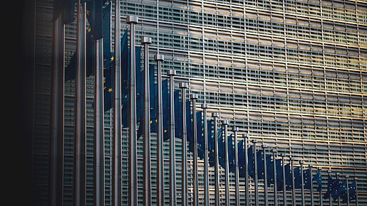 Die Europäischen Flagge ist vor der Europäischen Kommission gehisst