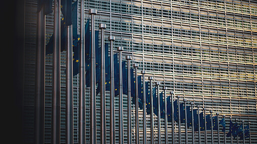 Die Europäischen Flagge ist vor der Europäischen Kommission gehisst