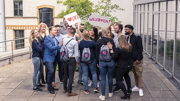 dbb Jugend START Seminar Einige Teilnehmer der dbb jugend stehen in einer Gruppe beisammen.