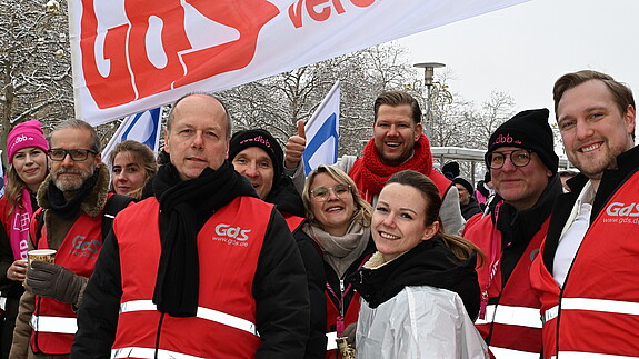 Einkommensrunde der Länder: „Faire Bezahlung für alle!“ Das Foto zeigt demonstrierende Beschäftigte des öffentlichen Dienstes in Magdeburg.