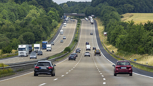 Das Foto zeigt Autos von hinten auf einer dreispurigen Autobahn.