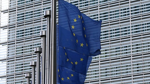 Europaflaggen vor der Europäischen Kommission
