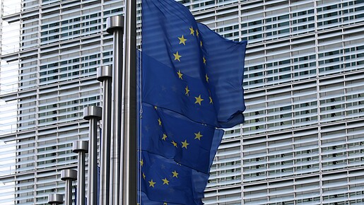 Europaflaggen vor der Europäischen Kommission