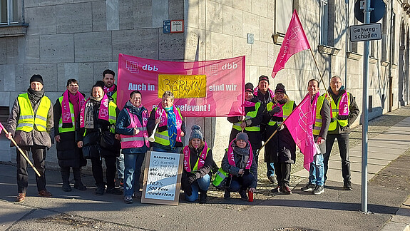 „Wir sind hier, wir sind laut, weil ihr uns die Zukunft klaut“ – so lautete das Motto der Protestaktion. gkl berlin, Einkommensrunde 2023, Mahnwache