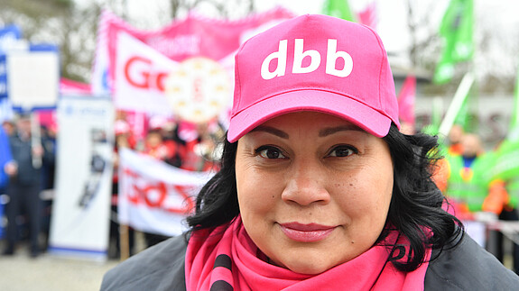 Milanie Kreutz Milanie Kreutz, die Vorsitzende der dbb bundesfrauenvertretung, vor einer Demonstration zur Einkommensrunde Bund und Kommunen 2023
