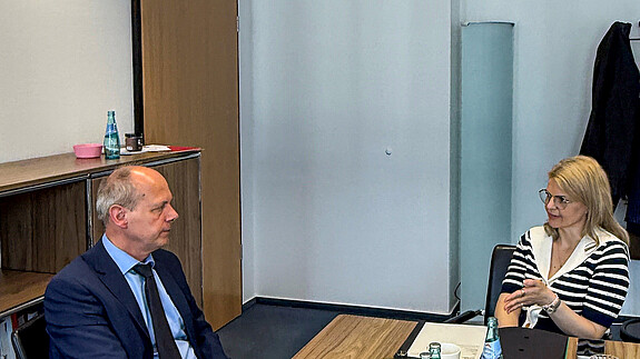 Maik Wagner dbb-Vize im Gespräch mit Katrin Staffler Pflegebevollmächtigte des Bundes am Schreibtisch