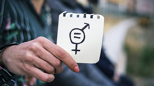 Frau hält Zettel mit Gleichheitssymbol (Symbolbild) Frau hält Zettel mit Gleichheitssymbol (Symbolbild)