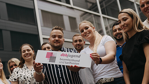 Zu sehen sind Mitglieder der dbb jugend mit einem Schild, auf dem "dbb jugend" steht.