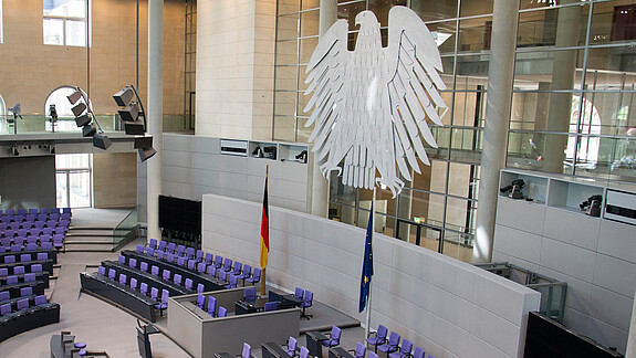 Bundestag Ein Blick ins Plenum des Deutschen Bundestags in Berlin - alle Stühle sind leer.