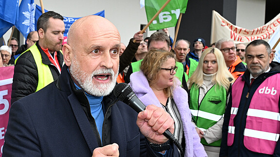 Auftakt der Einkommensrunde in Hessen: Zahlreiche Demonstrierende waren dabei.
