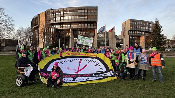 Einkommensrunde der Länder: „7 Prozent sind notwendig – sonst kollabieren die Schulen!“ Das Foto zeigt demonstrierende Lehrkräfte in Düsseldorf.