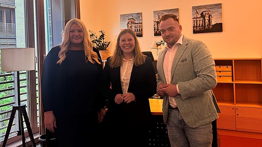 dbb jugend: Schluss mit dem Beamten-Bashing! Das Foto zeigt Daria Abramov, Daniela Rump und Matthäus Fandrejewski.