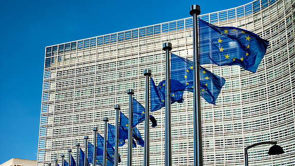Europäische Union EU-Flaggen vor dem Sitz der Europäische Kommission