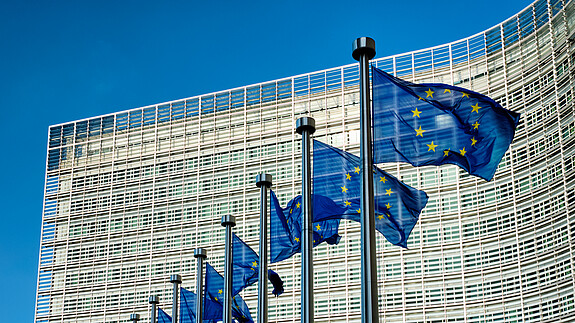 EU-Flaggen vor dem Sitz der Europäische Kommission EU-Flaggen vor dem Sitz der Europäische Kommission