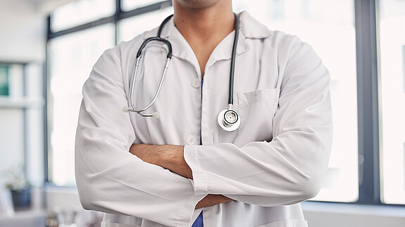 Kern der Krankenhausreform bilden die Umstellung des Finanzierungssystems und der Umbau der Krankenhauslandschaft. healthcare, arms, crossed, medical, man, hands, doctor, hospital, professional, wellness, hand, health, care, surgery, leader, medicine, arm, arms crossed, consulting, leadership, clinic, profession, innovation, trust, expert, medic, consult, people, work, healthy, worker, science, job, support, collaboration, lab, help, doctors, insurance, uniform, confidence, career, research, consultant, stethoscope, check, coat, surgeon, results, checkup