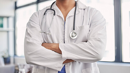 Kern der Krankenhausreform bilden die Umstellung des Finanzierungssystems und der Umbau der Krankenhauslandschaft. healthcare, arms, crossed, medical, man, hands, doctor, hospital, professional, wellness, hand, health, care, surgery, leader, medicine, arm, arms crossed, consulting, leadership, clinic, profession, innovation, trust, expert, medic, consult, people, work, healthy, worker, science, job, support, collaboration, lab, help, doctors, insurance, uniform, confidence, career, research, consultant, stethoscope, check, coat, surgeon, results, checkup