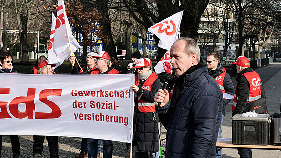 Einkommensrunde 2023 bei Bund und Kommunen: Protest in Berlin Einkommensrunde 2023 bei Bund und Kommunen: Protest in Berlin