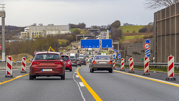 Finanzierungsstopp bei der Autobahn GmbH Zu sehen sind Autos auf einer Autobahn, rechts und links am Fahrbahnrand stehen Baustellen-Barken.