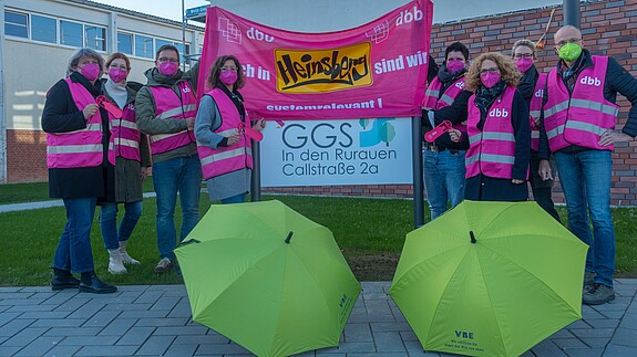 Aktionstag VBE Heinsberg Es ist eine Gruppe von Menschen mit dbb und VBE Bannern zu sehen.