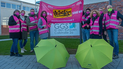 Es ist eine Gruppe von Menschen mit dbb und VBE Bannern zu sehen.
