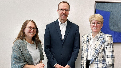 Dr. Christian Järkel, Leiter der Abteilung 1 im Finanzministerium empfängt im März 2024 die Vorsitzende der BBW-Landesfrauenvertretung Heidi Deuschle (rechts) und ihre Stellvertreterin Claudia Grimm zu einem Gedankenaustausch im Finanzministerium.