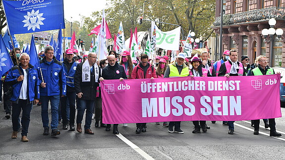 Demonstrierende mit Fahnen und Westen