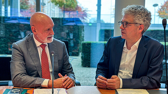 Das Foto zeigt dbb-Chef Volker Geyer im Gespräch mit Dr. Stefan Nacke, dem Vorsitzenden der Arbeitnehmergruppe der CDU/CSU-Fraktion im Bundestag.