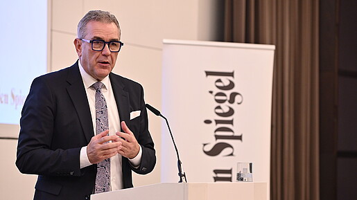 Das Foto zeigt Andreas Hemsing, dbb-Vize, am Rednerpult.