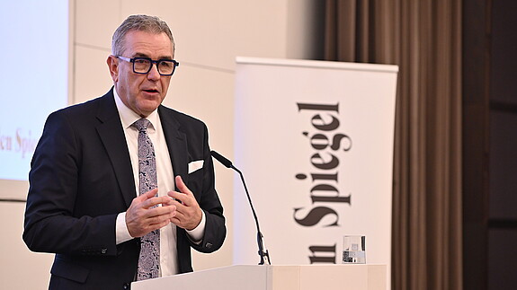 Das Foto zeigt Andreas Hemsing, dbb-Vize, am Rednerpult.
