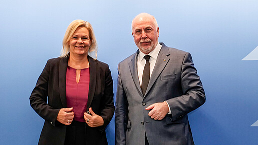 Bundesinnenministerin Nancy Faeser und dbb Bundesvorsitzender Ulrich Silberbach