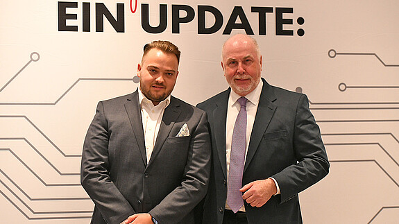 Der neue dbb jugend Chef Matthäus Fandrejewski mit dem dbb Bundesvorsitzenden Ulrich Silberbach, der dem 32-Jährigen zur Wahl gratulierte. 