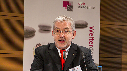 Willi Russ beim Auftakt des 4. Fachkongresses 'Qualität in der dienstlichen Fortbildung'