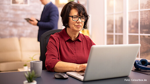 Mitarbeiterin im Homeoffice Frau sitzt am Laptop