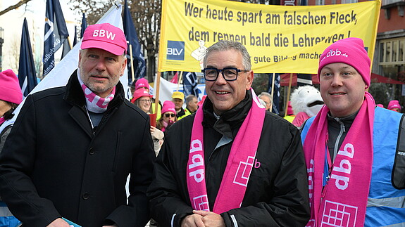 Das Foto zeigt Beschäftigte des öffentlichen Dienstes auf der Demonstration in Stuttgart am 5. Februar 2026.