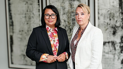 Partner zählt: Frau zahlt! Das Foto zeigt Milanie Kreutz und Sandra Schäfer.