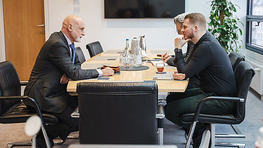 Das Foto zeigt dbb-Chef Volker Geyer im Gespräch mit dem SPD-Generalsekretär Tim Klüssendorf. 