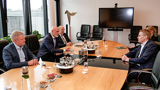 Das Foto zeigt Kai Tellkamp, Volker Geyer und Heini Schmitt im Gespräch mit Daniel Günther.