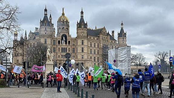 Warnstreik in Schwerin 2 000 Menschen nutzten die Demonstration, um auf die Bedeutung des öffentlichen Dienstes für die Gesellschaft aufmerksam zu machen.