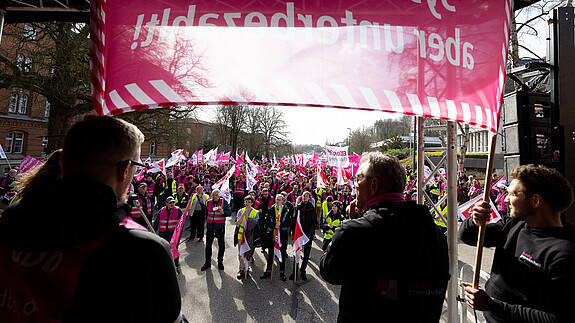 Foto von einer Bühne auf eine protestierende Menschenmenge