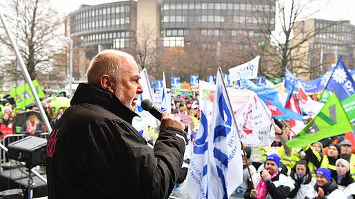 dbb Chef Ulrich Silberbach spricht vor 15.000 Beschäftigten