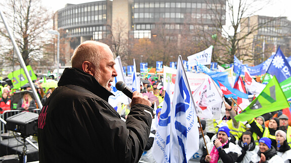 dbb Chef Ulrich Silberbach spricht vor 15.000 Beschäftigten