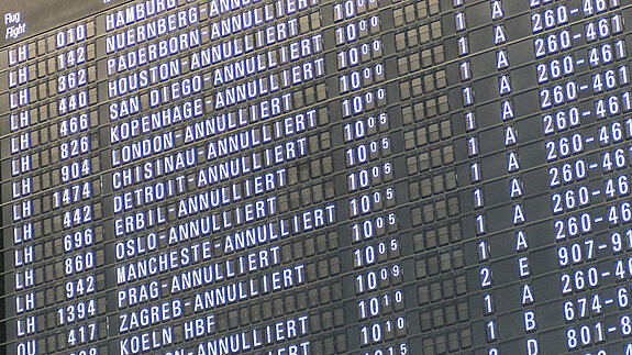 Streik am Flughafen Frankfurt/Main Anzeigentafel mit aufgrund von Streik annullierten Flügen am Flughafen Frankfurt/Main