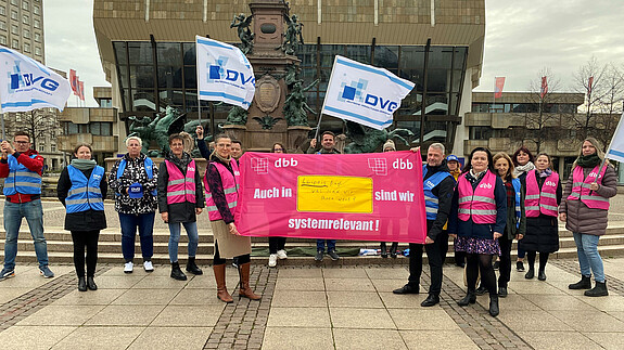 In Leipzig haben Mitglieder der DVG Sachsen am 9. November 2020 bei einer aktiven Mittagspause am Mendebrunnen vor dem Gewandhaus für mehr Einkommen demonstriert.