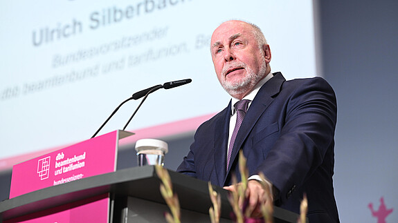 In seiner Rede erinnerte Silberbach auch an die Schwierigkeiten der politischen und gewerkschaftlichen Arbeit der vergangenen Jahre: Kriege, Pandemie, Inflation, Wohnungsnot, Pflegenotstand.