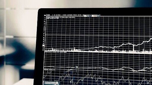 Ein Computerbildschirm mit einer grafischen Entwicklung von Zahlen