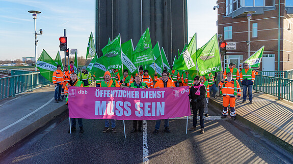 Das Foto zeigt Demonstrierende auf der Jann-Berghaus-Brücke in Leer.