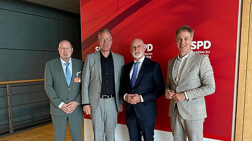 Gruppenfoto von vier Männern in Anzügen