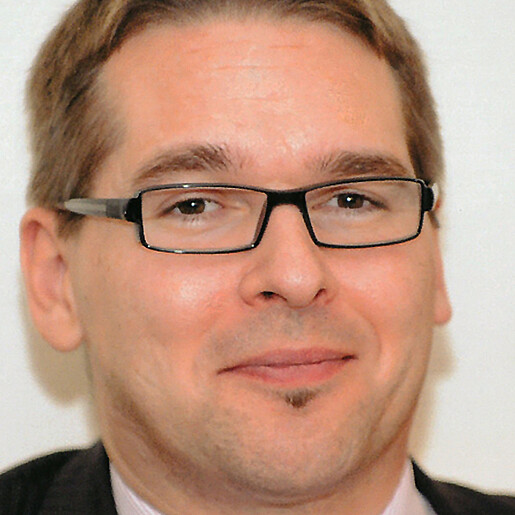 Lars Michaelis Ein Portrait von einem lächelnden Mann mit Brille