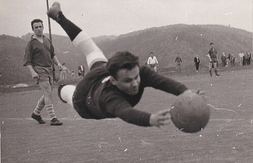 Foto zum Thema "Glioblastom": Zu sehen ist der junge Jürgen Schmidt, wie er im Fußballtor einen Ball fängt.